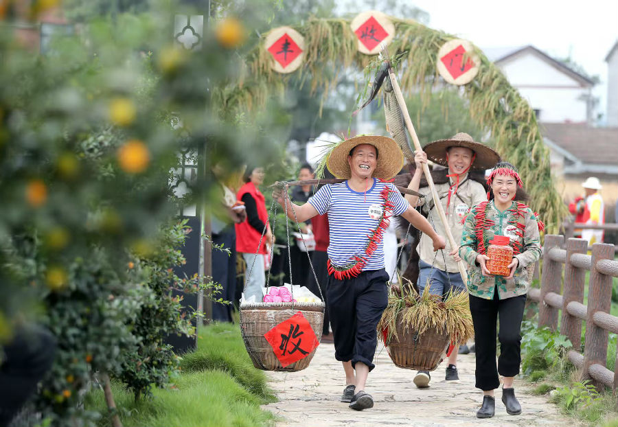 村民正在“赶大集”（赵平 摄）