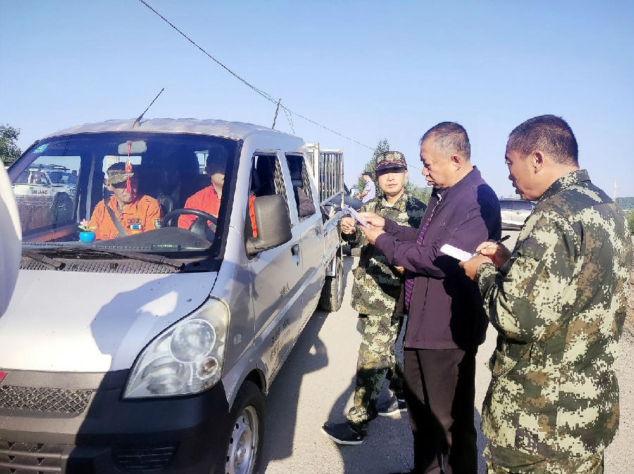 林业局工作人员在入山口检查“两证”（艾泉 摄）