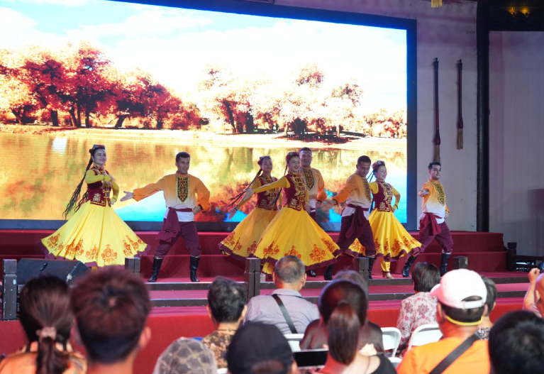 “浙阿石榴红 同心绘新景——‘湖柯一家亲’文化走亲活动”在湖州市南浔古镇举行。（艾热提 摄）