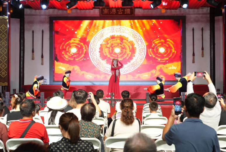 “浙阿石榴红 同心绘新景——‘湖柯一家亲’文化走亲活动”在湖州市南浔古镇举行。（艾热提 摄）