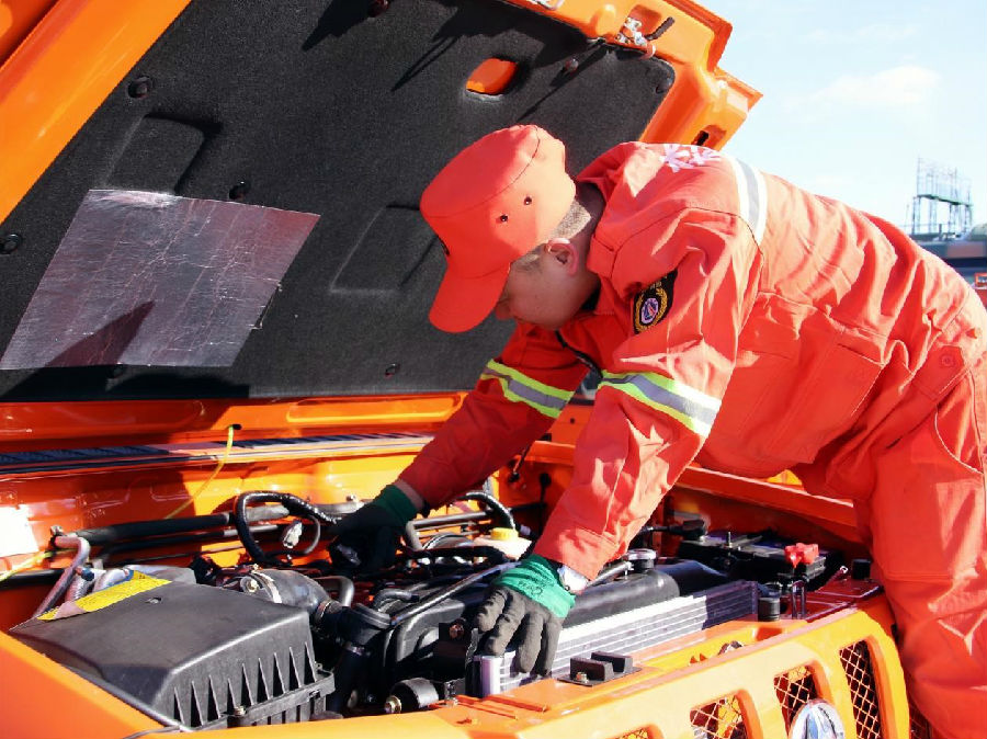 林业局扑火队员正在检修车辆（艾泉 摄）
