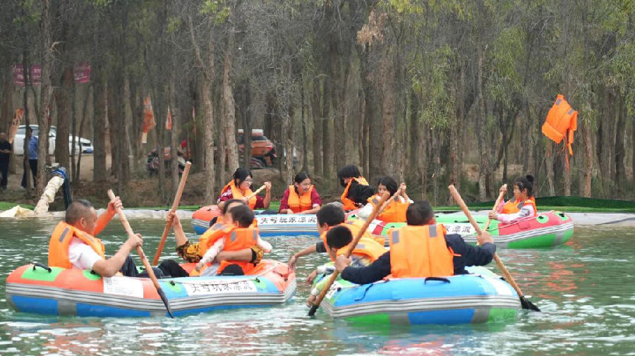 2025年温宿县“中国农民丰收节”在托乎拉乡尤喀克苏布拉克村热闹开启，这是各地游客、村民参加水上皮划艇比赛（李亚楠 摄）