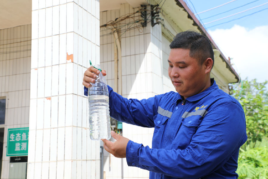 查看水质（谭天力 摄）