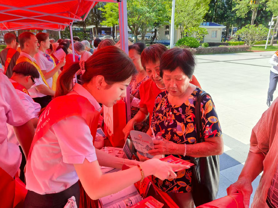 农行云霄县支行在人民公园宣传 （黄丽彬 摄）