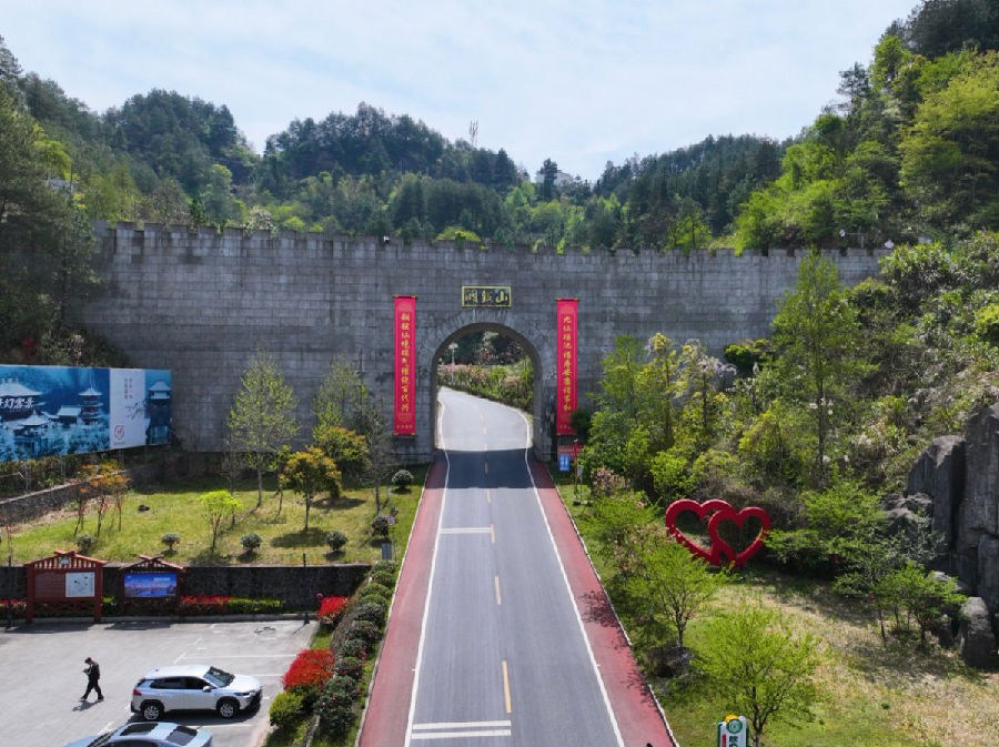 广丰区的S201公路一景（毛艺 摄）