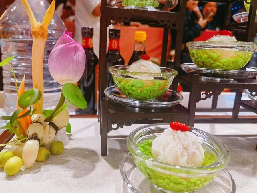 洁白的藕圆点缀在鲜绿的蛋碎上，“一清二白”的视觉效果与“问廉”的主题完美契合（詹伟伟 摄）