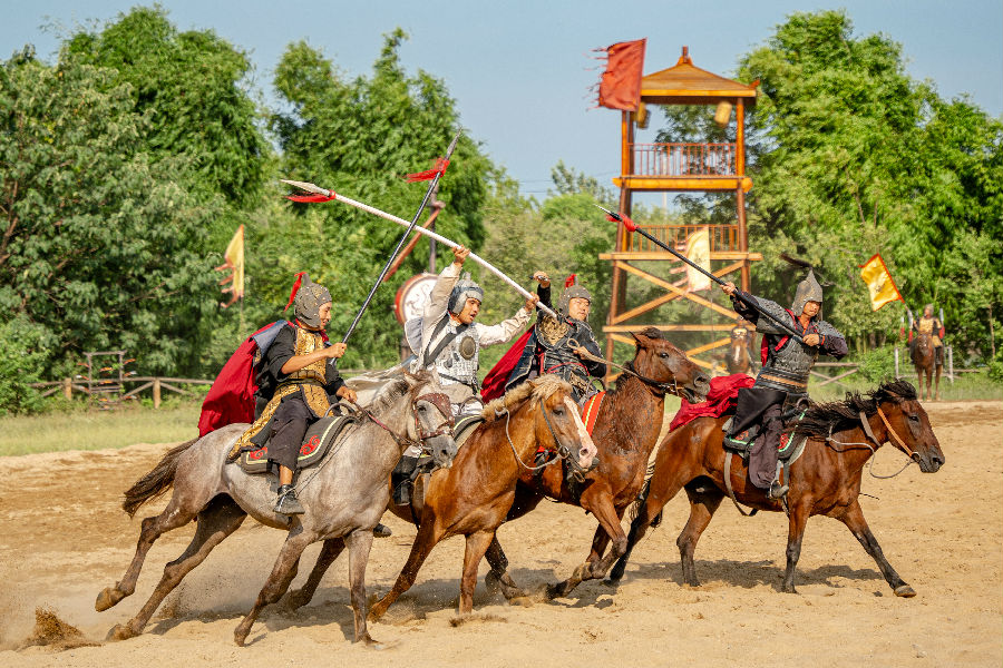 三国赤壁古战场精彩表演现场（胡佳琪 摄）