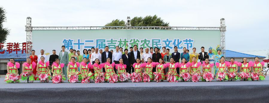 干部群众、演职人员走上舞台合影留念（王凯 摄）