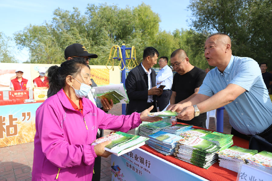 送科技，答疑解惑是科技工作者的主战场（田宏 摄）