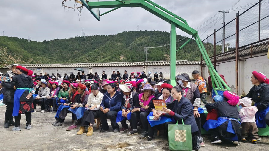 迪庆州分行宣传现场 （余慧 摄）