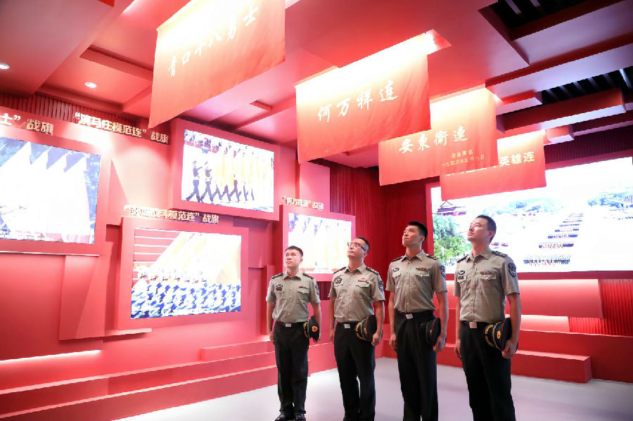 某部官兵参观抗日山革命烈士纪念馆和青口十八勇士纪念馆（张南宁 摄）