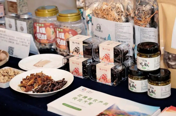 在央勒节市集上，琳琅满目的巴塘特产（李小岚 摄）