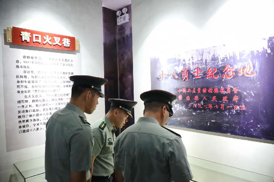 某部官兵参观青口十八勇士纪念馆（张南宁 摄）