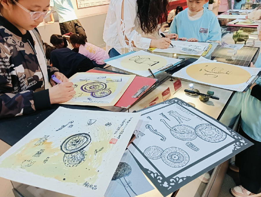 小朋友们趴在展柜上绘画（姜晓飞 摄）