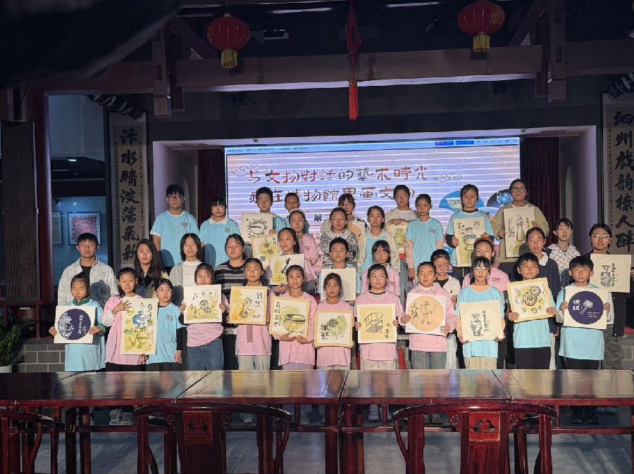 集体合影展示绘画作品（季雨晴 摄）