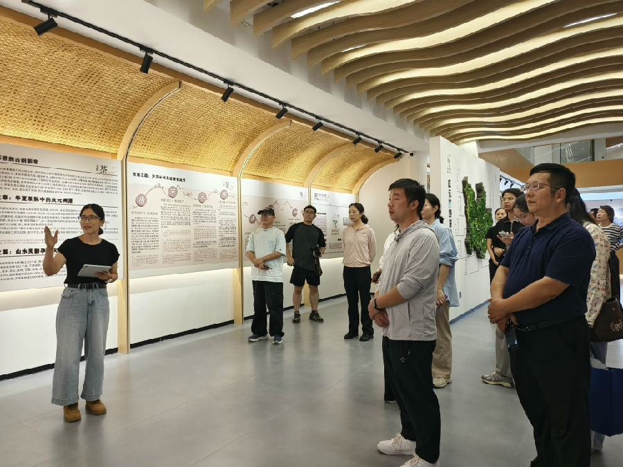李丽（左）在庆元县荒野茶展厅向采访团介绍荒野茶产业（胡昌清 摄）
