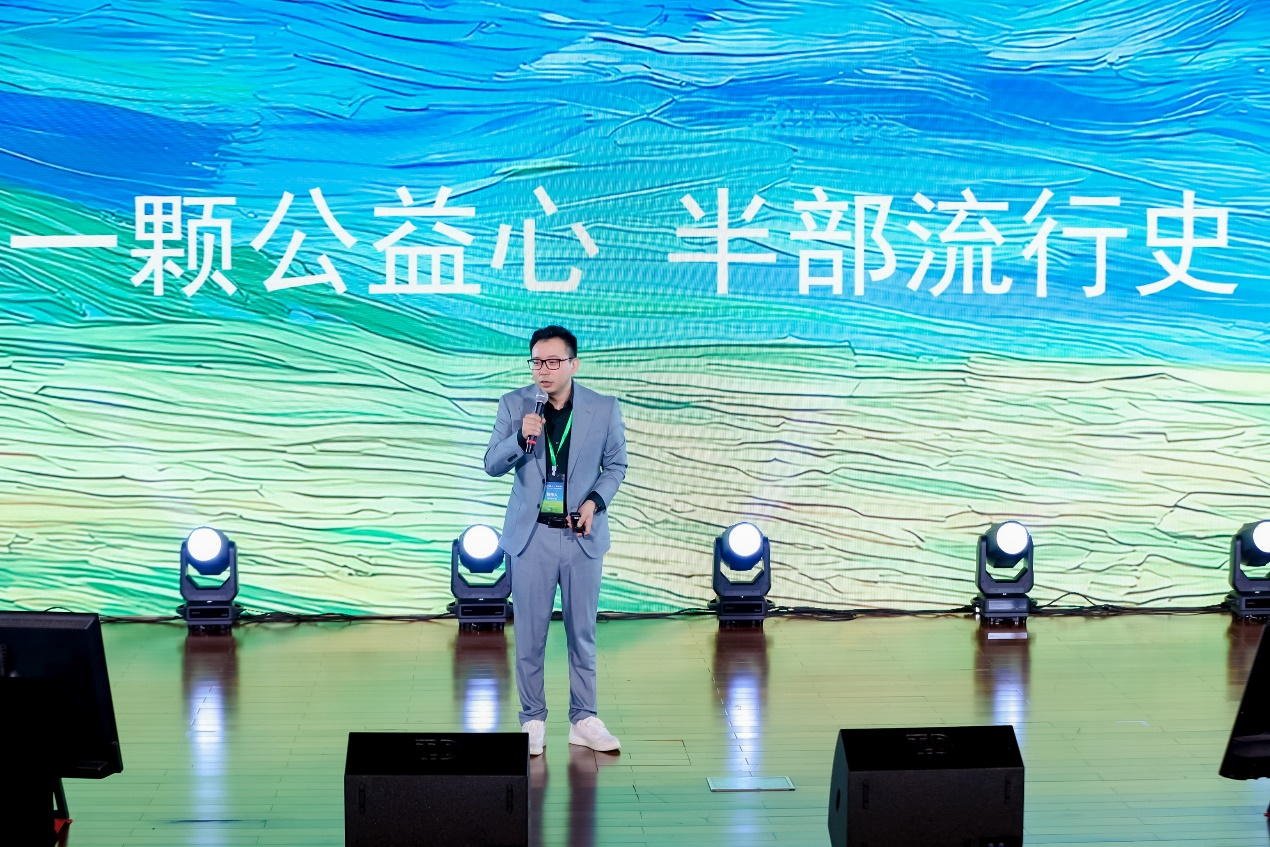 《一路有你·经典歌会》总制作人赵亮向到场嘉宾、艺术家及媒体详细介绍了节目特色（刘震宇 摄）