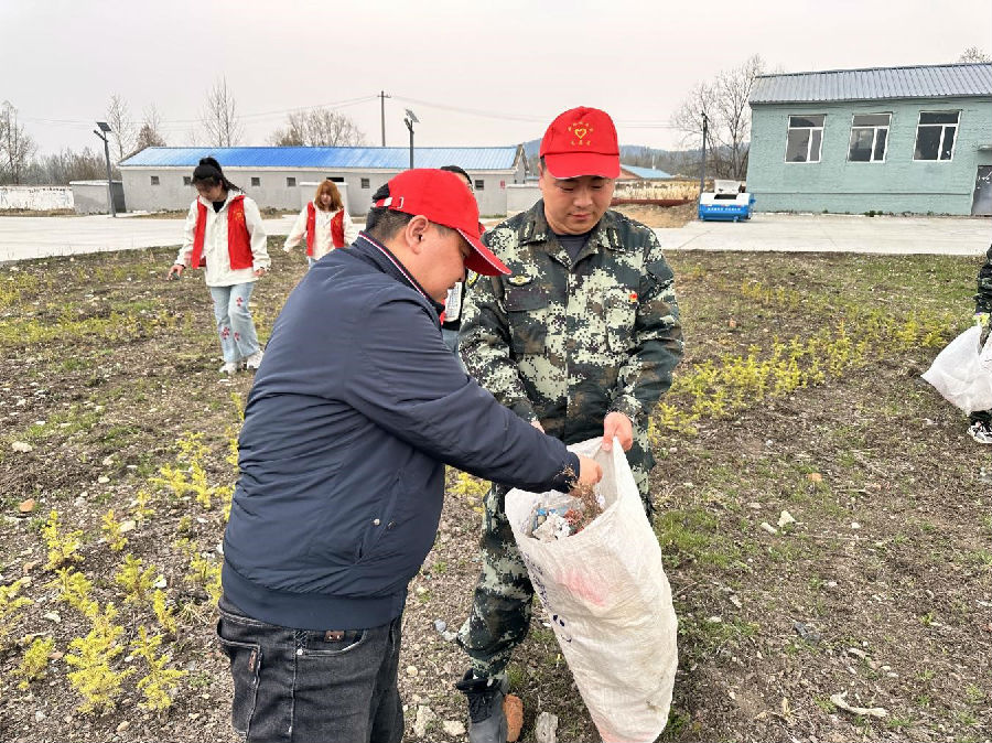 新林林业局志愿者开展苗木养护志愿活动（蒿梦琪 摄）