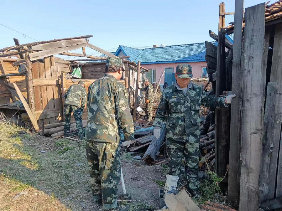 新林林业局志愿者在开展清废护林志愿服务（蒿梦琪 摄）