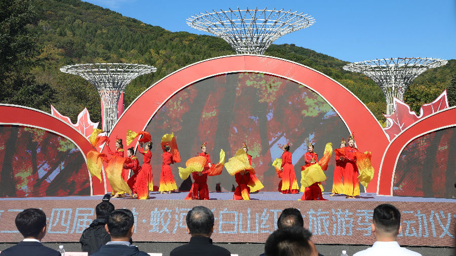 开场舞《红叶情》极具关东风情（贾云生 摄）