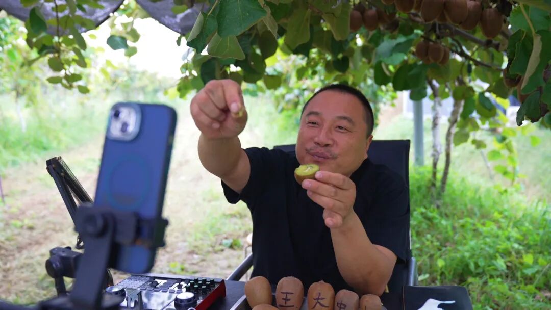 吕健在直播间展示自家的猕猴桃（周杨 摄）