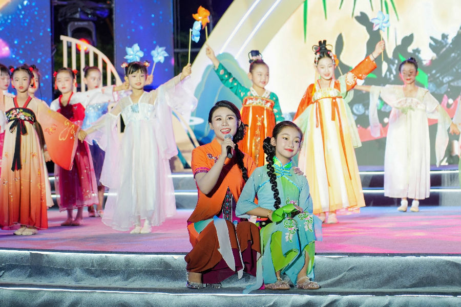 来自广东省梅州市的李诗琪演绎《八月十五月光光》（章晨睿 摄）