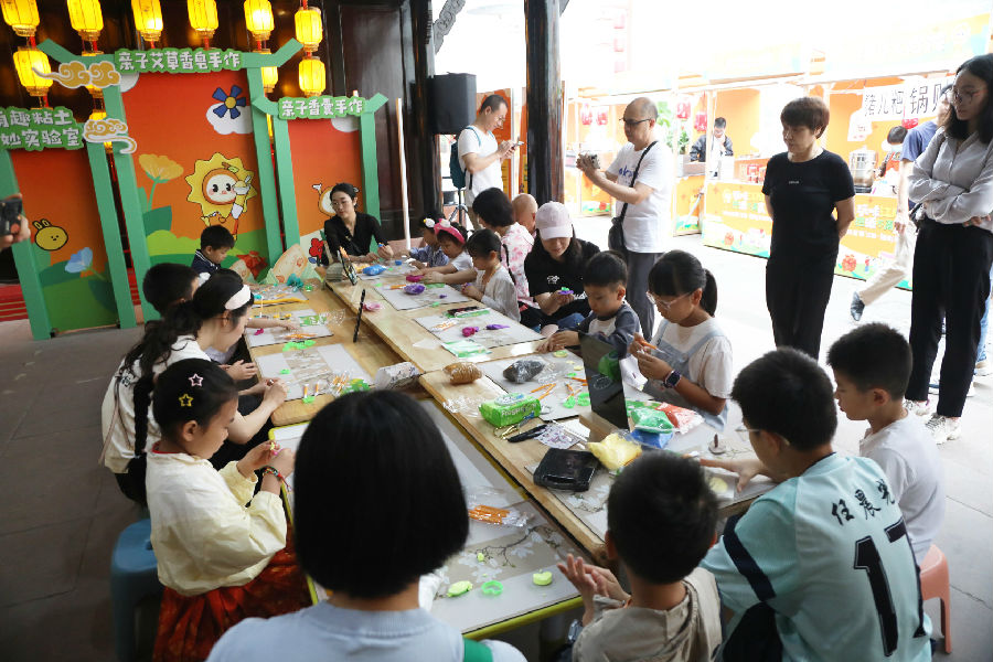 为孩子们准备了多样活动（张红 摄）