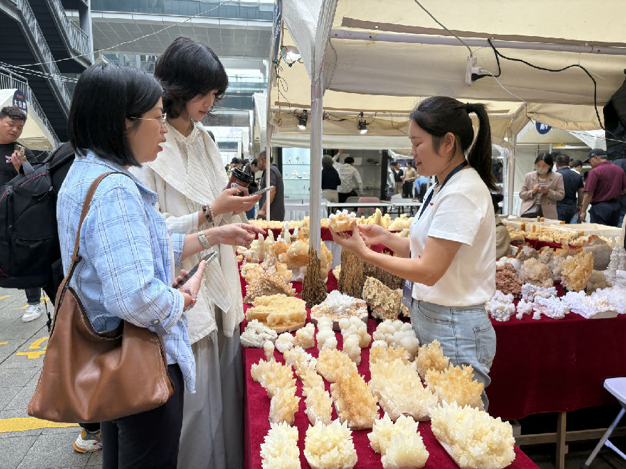 2025东海国际水晶矿物宝石博览会现场市民在挑选水晶产品（张伟伟 摄）