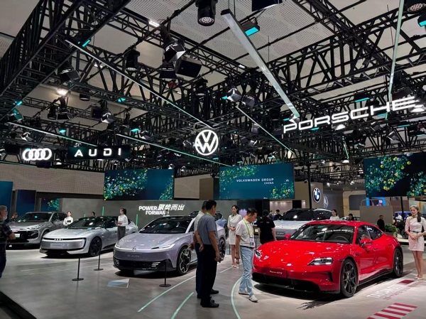 新能源汽车技术及科普展（余欢 摄）