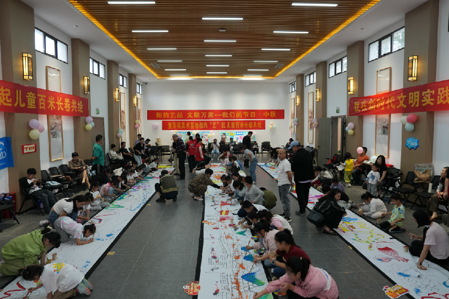 图为百米长卷绘画现场（卢慧贤 摄）