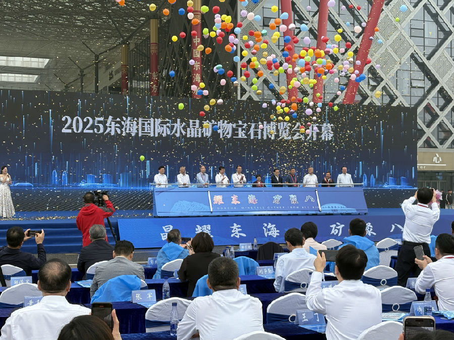 2025东海国际水晶矿物宝石博览会现场（张伟伟 摄）