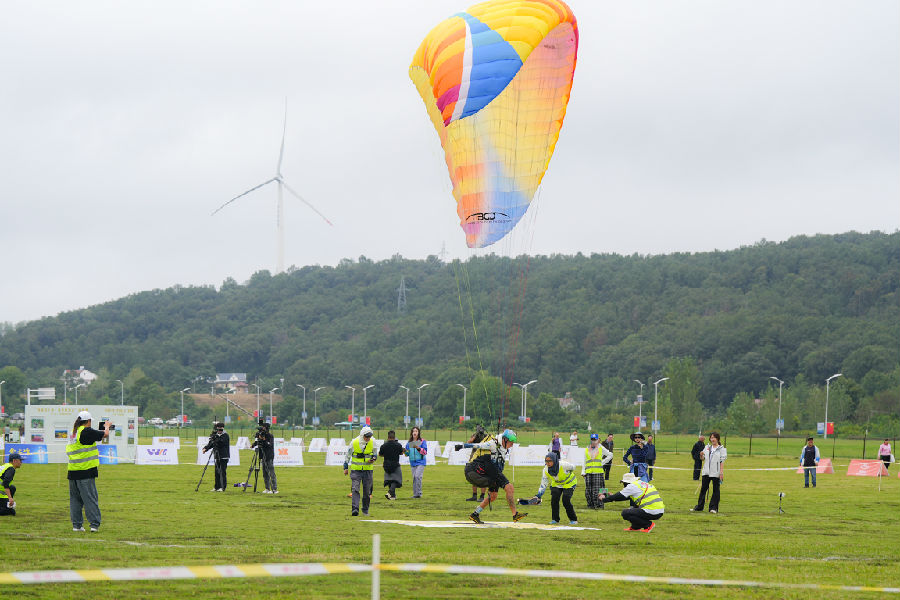 选手落地精彩瞬间(吴淘淘 摄) 选手落地精彩瞬间(吴淘淘 摄)