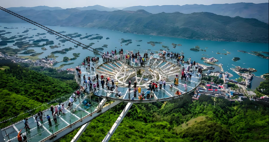 游客在仙岛湖天空之城打卡（李文博 摄）