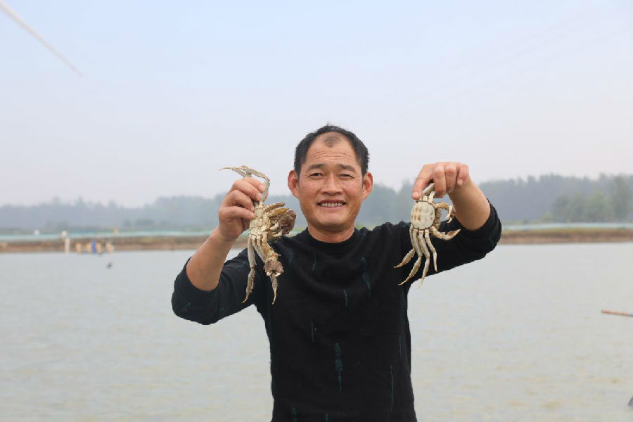 周科松展示螃蟹(陈士洲 摄) 周科松展示螃蟹(陈士洲 摄)