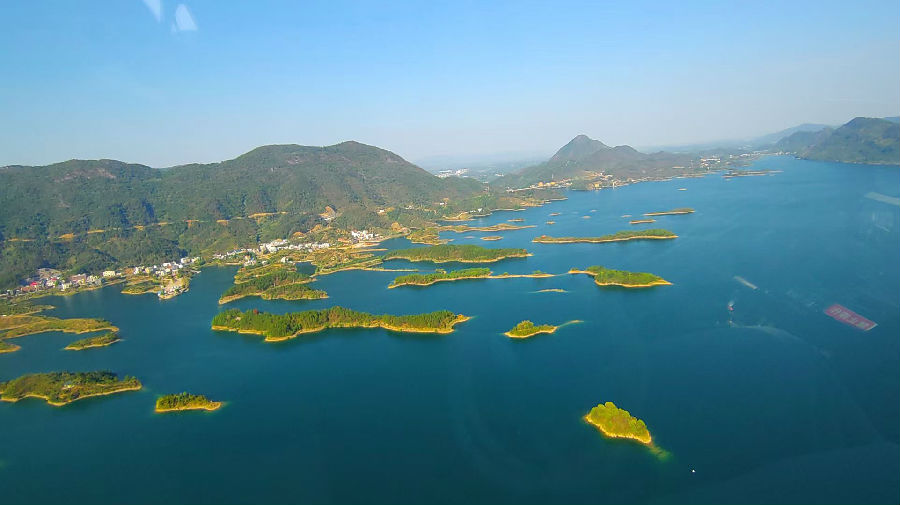 乘坐观光飞机俯瞰仙岛湖美景（余惠玲 摄）