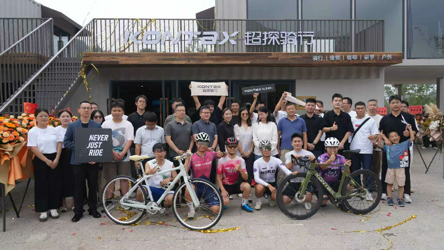 骑友在KONTAX超探骑行驿站合影现场（李根旺 摄）