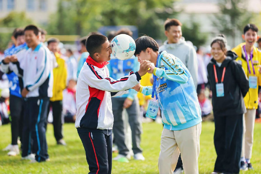 “进校园”活动（肖傲 摄）