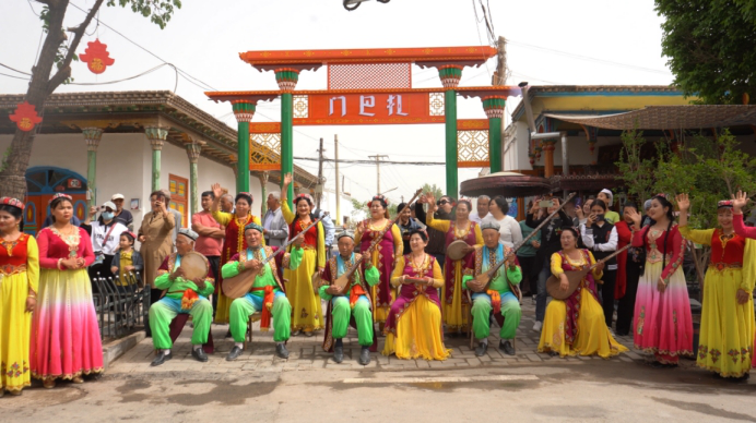 民间艺人在龟兹小巷演出（何卫 摄）