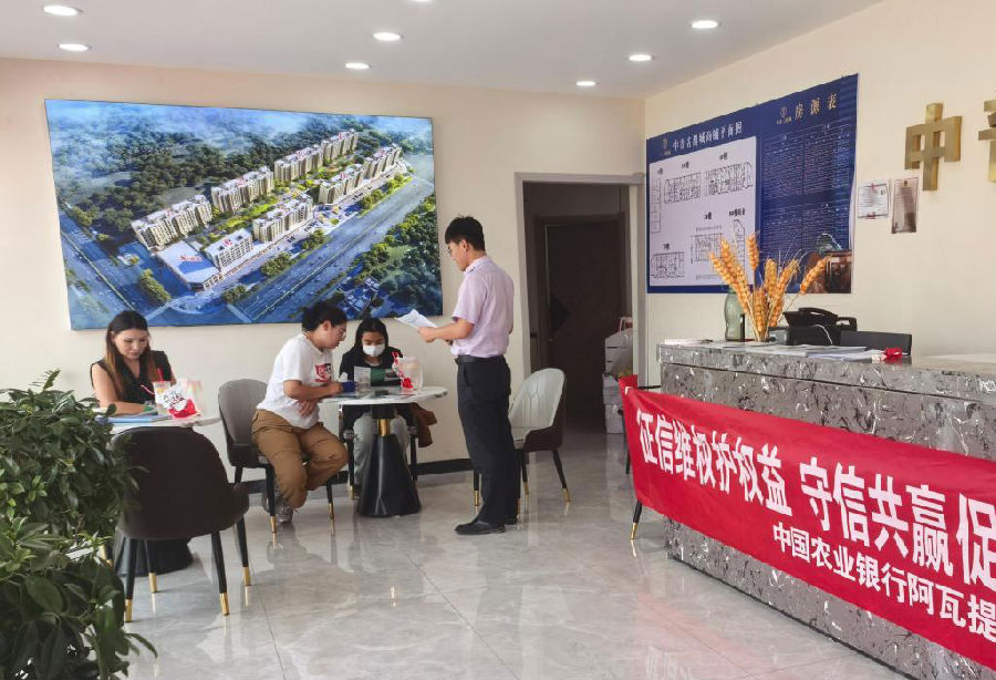  工作人员正在向群众宣传相关知识 （王鹏宇 摄）