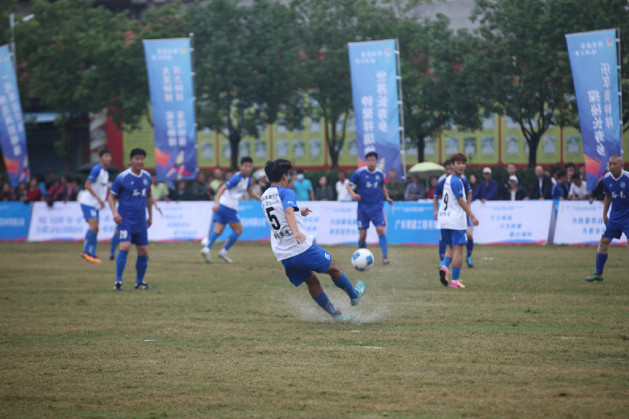 比赛激烈地进行（钟国庆 摄）