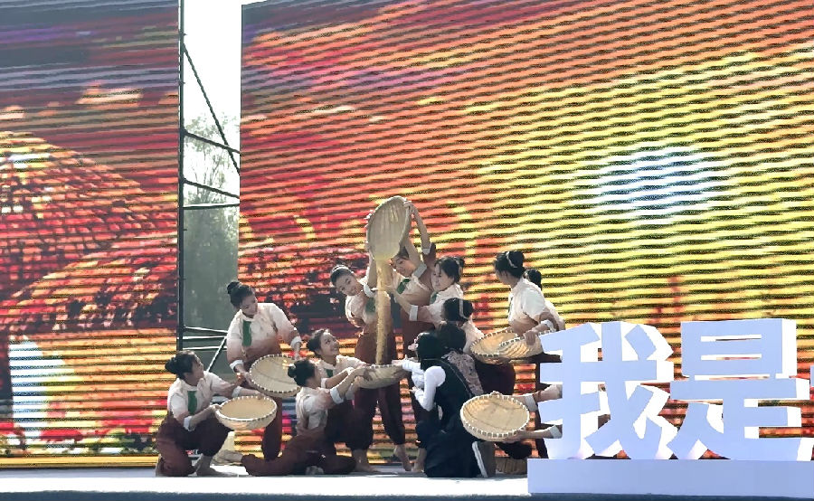 舞蹈系专业师生情景演绎晋品故事(席兆平 摄) 舞蹈系专业师生情景演绎晋品故事(席兆平 摄)