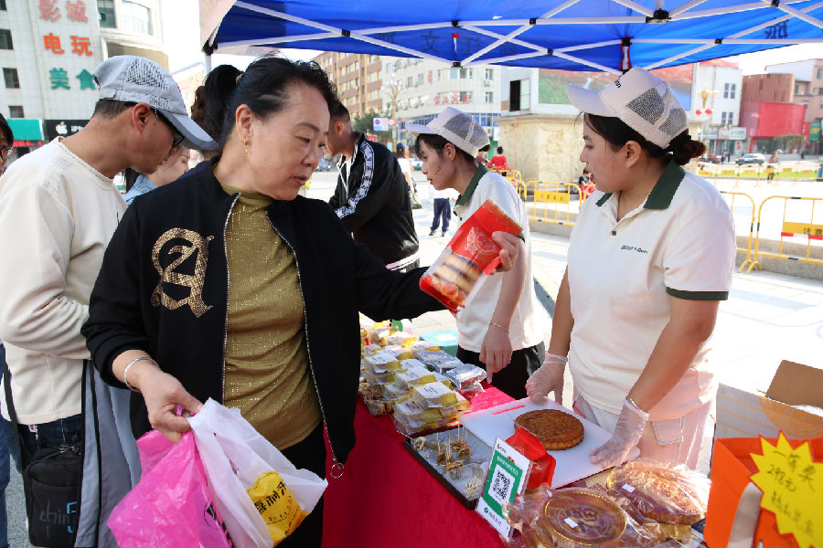 市民在挑选月饼（刘嘉颖 摄）