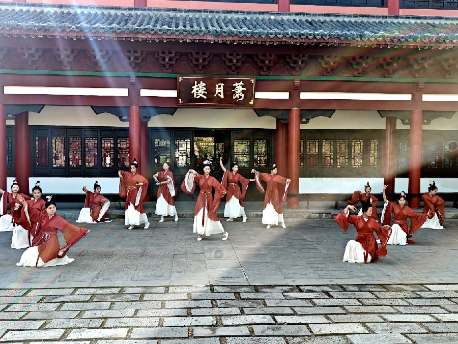 大安嫩江湾国家5A级旅游区华夷同风院等景点每日上演书简舞等舞蹈演出（于淼 摄）