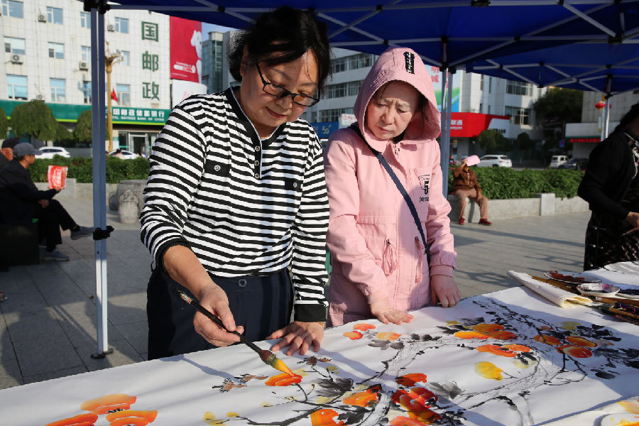 书画爱好者现场挥毫泼墨（刘嘉颖 摄）