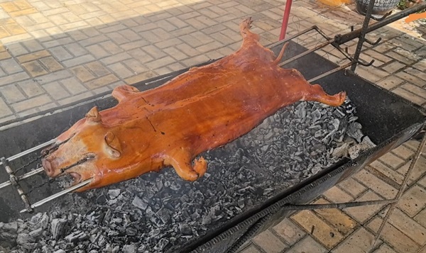 临高烤乳猪制作过程（骆金梅 摄）