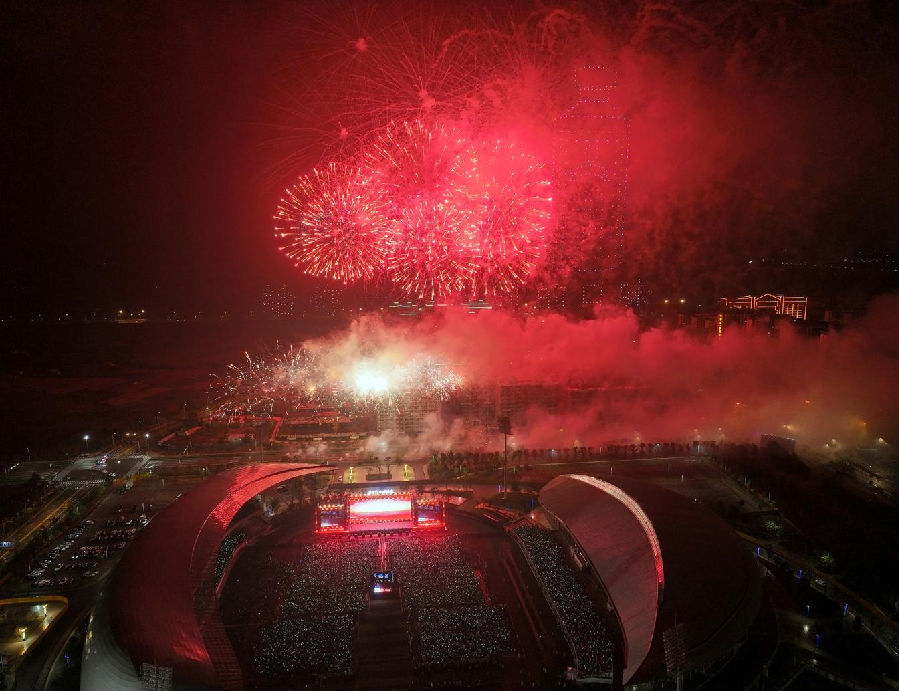 烟花秀（王绪波 摄）