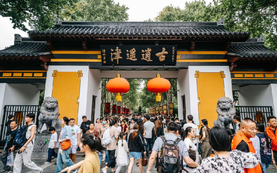 逍遥津公园逍遥阁前人头攒动(何晓珺 摄) 逍遥津公园逍遥阁前人头攒动(何晓珺 摄)