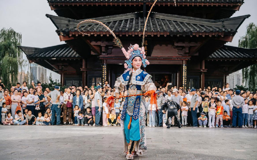 徽京剧院精心打造的戏曲专场在这里热闹开演(何晓珺 摄) 徽京剧院精心打造的戏曲专场在这里热闹开演(何晓珺 摄)