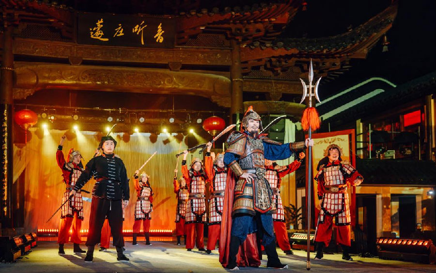 专业演艺团队打造鲜活的“三国实景副本”(何晓珺 摄) 专业演艺团队打造鲜活的“三国实景副本”(何晓珺 摄)