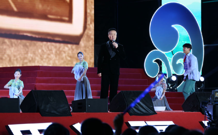 临江市2025年鸭绿江文化旅游宣传周主题晚会上演（李承儒 摄）